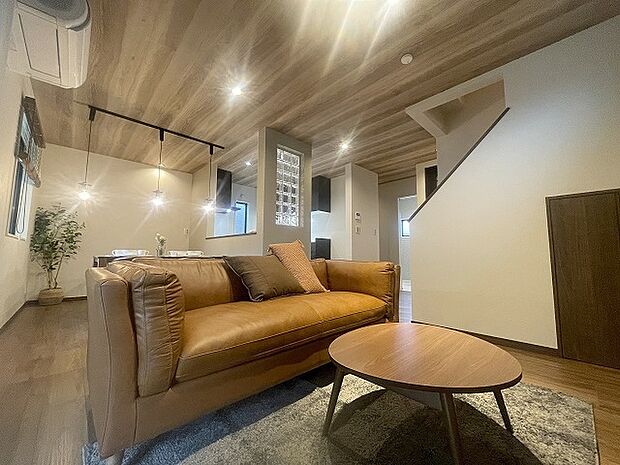 家族みんなが集まるリビング。広さを重視した家族全員が集まれるリビングは、住む上で大事な空間になります。