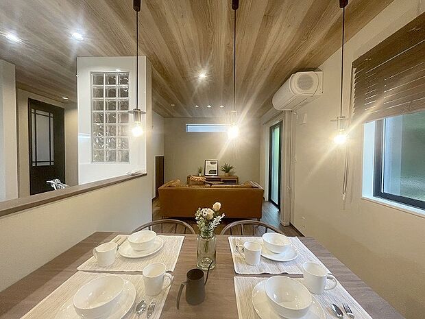 家族が食事するダイニングスペースをキッチンから見渡せる設計に。お料理をしながら家族とのコミュニケーションが増えそうな予感。