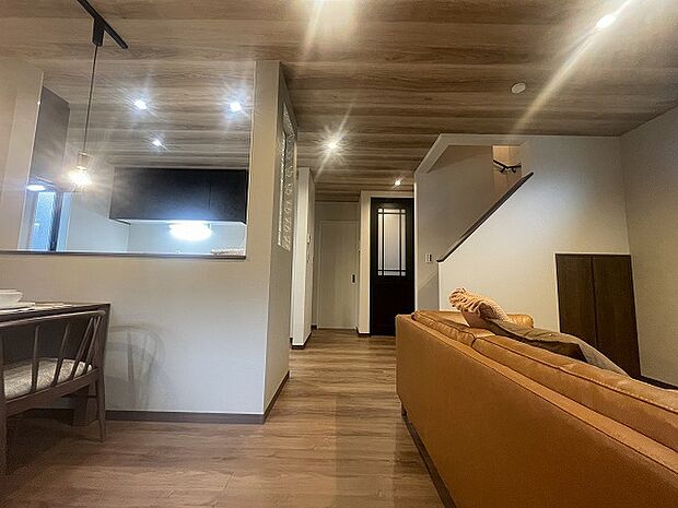 家族の集まるリビングは気持ちの良い自然光が差し込む団欒空間。室内のご見学予約も随時、受付中ですのでお気軽にお問合せください。