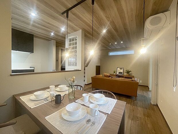 実際に室内をご見学頂くと生活のイメージが広がると思います。家具を置いたイメージや窓からの景色など。周辺で販売に出している物件も一緒にまとめてご見学頂き、比較する事もできます。