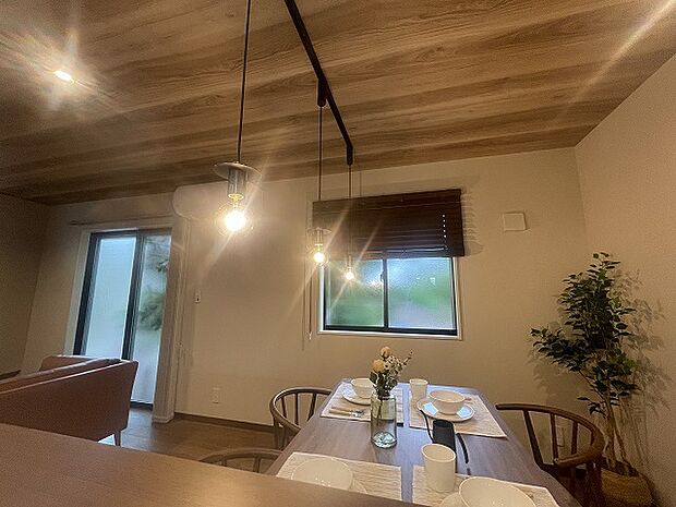 カウンターキッチンならではの開放的な見通し、全体が見渡せることでご家族の団欒スペースもより明るく笑顔が溢れる空間となります。