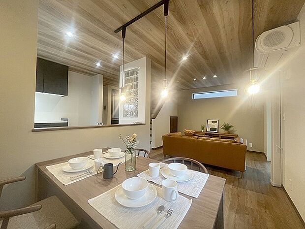 家族の集まるリビングは気持ちの良い自然光が差し込む団欒空間。室内のご見学予約も随時、受付中ですのでお気軽にお問合せください。