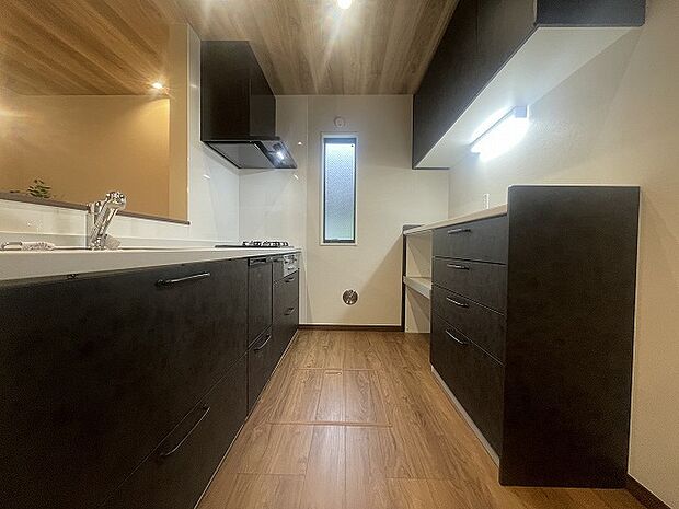 キッチンコンロスペースの近くには、空気の入れ替えが可能な開口部を設置!! お料理をする際には、換気扇を回しながら匂いが籠らない様に開放してお料理もお楽しみ頂けます。