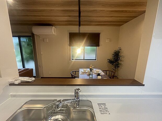 カウンターキッチンならではの開放的な見通し、全体が見渡せることでご家族の団欒スペースもより明るく笑顔が溢れる空間となります。