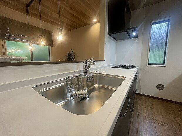 お料理をしながらリビングの家族やゲストとの会話が楽しめるカウンタータイプのキッチン。毎日のお料理を楽しく快適に。