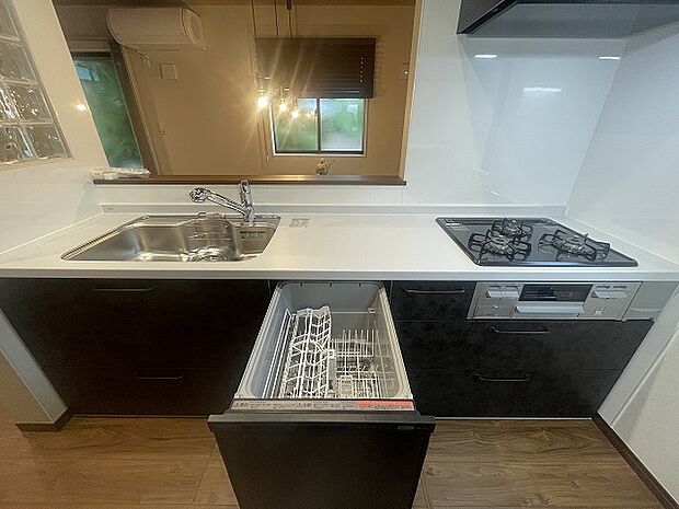 毎日の家事をサポートしてくれる食洗器も標準に装備。ちょっと嬉しい設備です