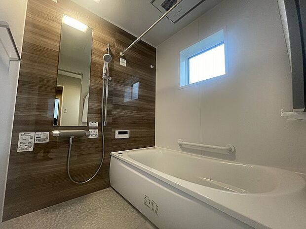 一日の疲れを癒してくれるゆったりとしたバスルームです。