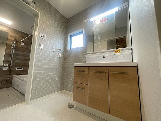 三面鏡に洗面台。 コンセントに照明機能、多機能性を備えた設備です。