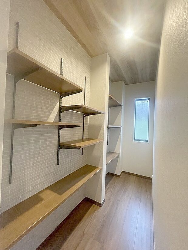 各所に効率的に配置された収納スペースがあり、日常のモノをすっきりと収納できます。