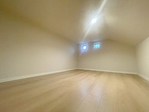 大きな屋根裏部屋はなんだかワクワクしてしまうスペース。趣味の空間や子供のワークスペース、季節物の収納など色々な用途に利用できそうな予感。