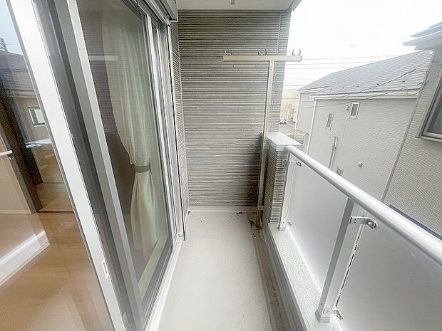 日々の忙しさやストレスから離れ、バルコニーで静かに深呼吸、心が穏やかになります。