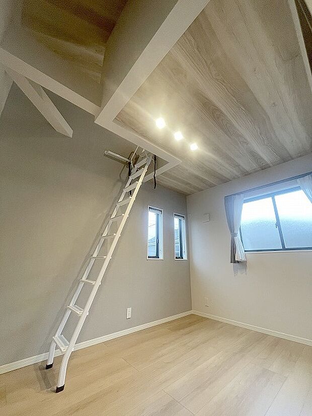 吹抜けの空間を意識した開放感のある間取り。そして上部にロフトを配置。スタイリッシュかつ収納も豊富で長く機能的に住める家を目指して。