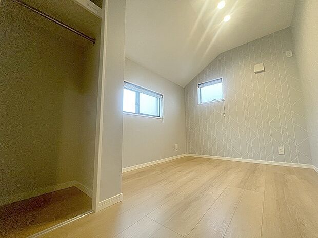 勾配天井の2階のお部屋。この勾配の角度がお洒落な雰囲気を感じさせてくれます。