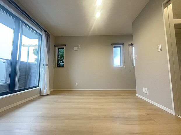 洋室はモダンなデザインと機能性を備え、快適な生活空間に。明るい窓から差し込む自然光が広々とした空間をさらに明るく開放的に感じさせます。