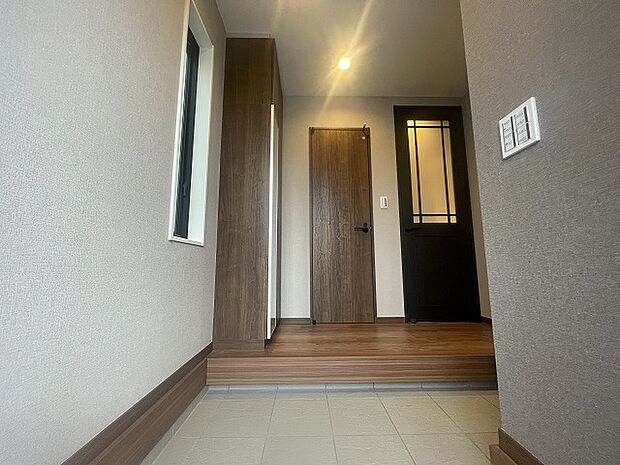 玄関は家の第一印象を左右する重要な場所。ほどよい広さとスタイリッシュな色遣いが印象的です。