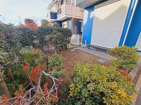 緑に囲まれた縁側のあるお庭