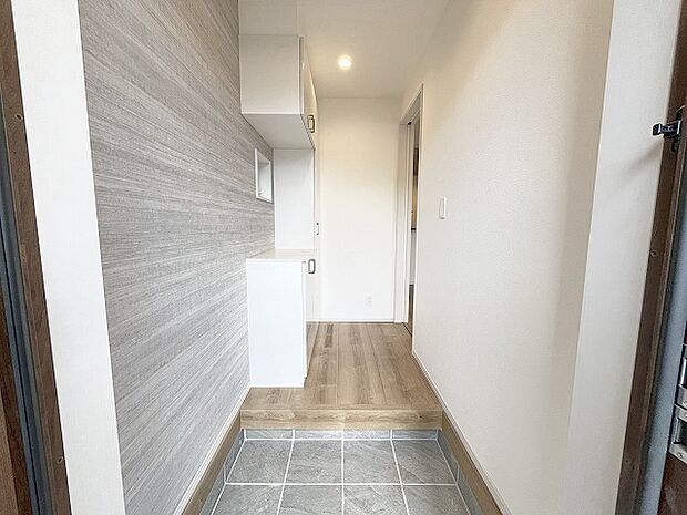 玄関は家の第一印象を左右する重要な場所。ほどよい広さとスタイリッシュな色遣いが印象的です。 