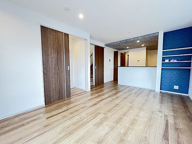 家族が食事するダイニングスペースをキッチンから見渡せる設計に。お料理をしながら家族とのコミュニケーションが増えそうな予感。