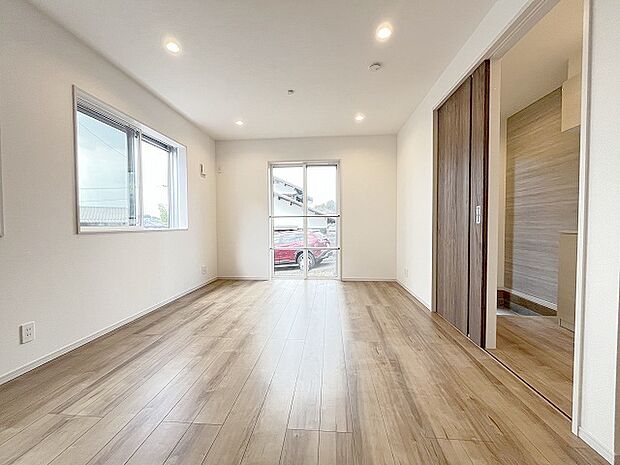 家族が一番集まる場所だから広々としつつも素敵な空間であって欲しい。みんながくつろぐリビングからキッチンまでが一つの空間のように繋がる間取り。