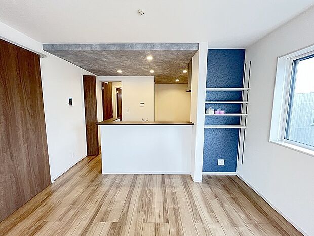 カウンターキッチンならではの開放的な見通し、全体が見渡せることでご家族の団欒スペースもより明るく笑顔が溢れる空間となります。