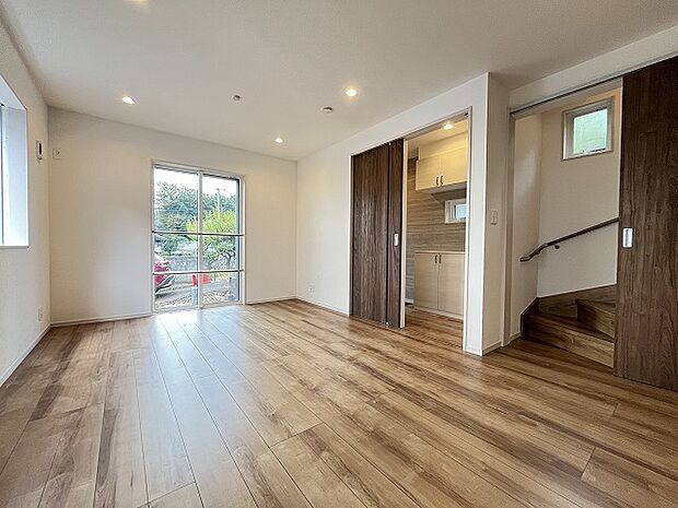 家族の集まるリビングは気持ちの良い自然光が差し込む団欒空間。室内のご見学予約も随時、受付中ですのでお気軽にお問合せください。 