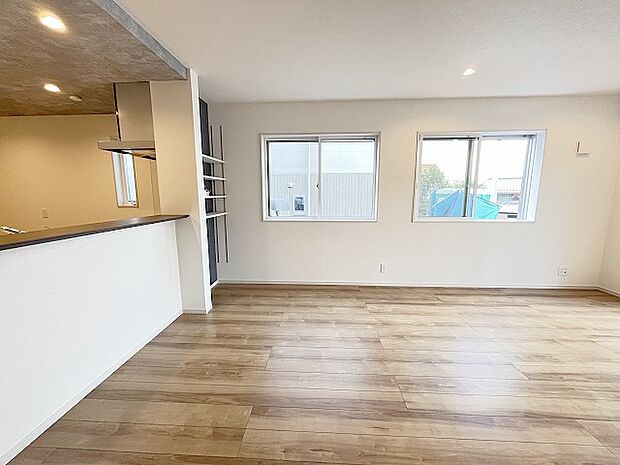 家族が食事するダイニングスペースをキッチンから見渡せる設計に。お料理をしながら家族とのコミュニケーションが増えそうな予感。