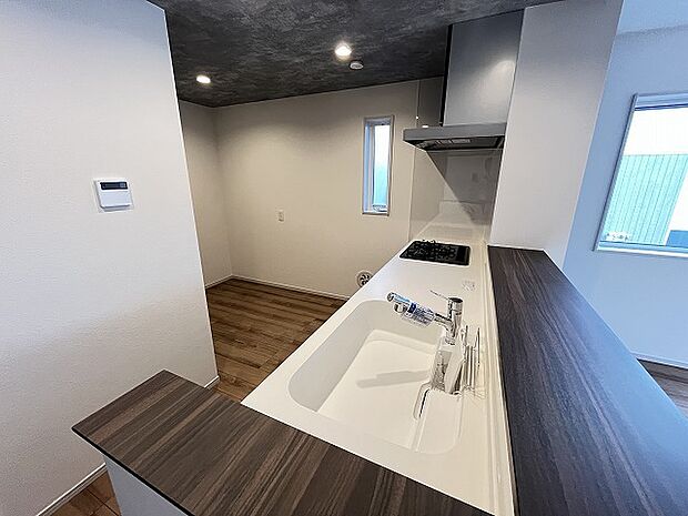 カウンターキッチンは、キッチン側とリビング側に分かれてお店間隔でのお食事も可能!! お休みの日には、いろいろな楽しみ方を家族みんなでお楽しみください