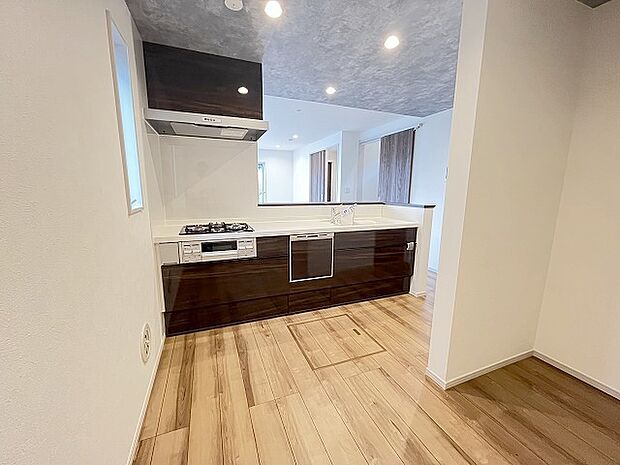 カウンターキッチンならではの開放的な見通し、全体が見渡せることでご家族の団欒スペースもより明るく笑顔が溢れる空間となります。