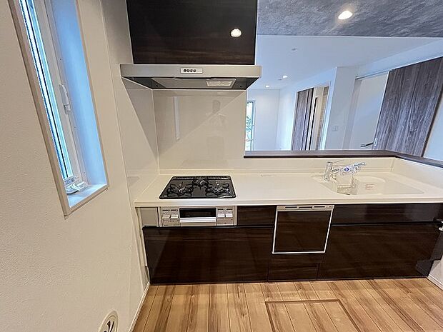 お料理をしながらリビングの家族やゲストとの会話が楽しめるカウンタータイプのキッチン。毎日のお料理を楽しく快適に。 