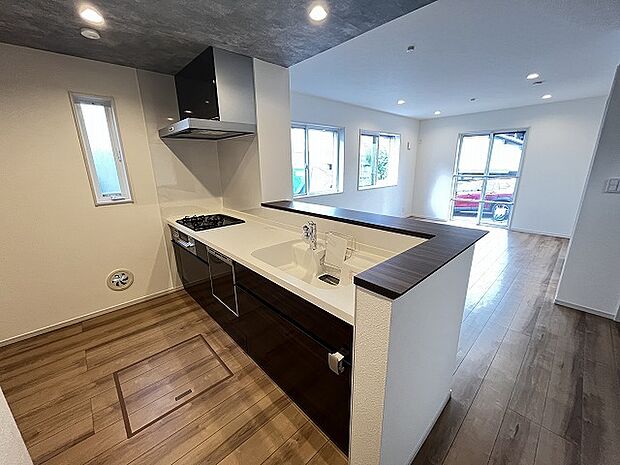 お料理をしながらリビングの家族やゲストとの会話が楽しめるカウンタータイプのキッチン。毎日のお料理を楽しく快適に。