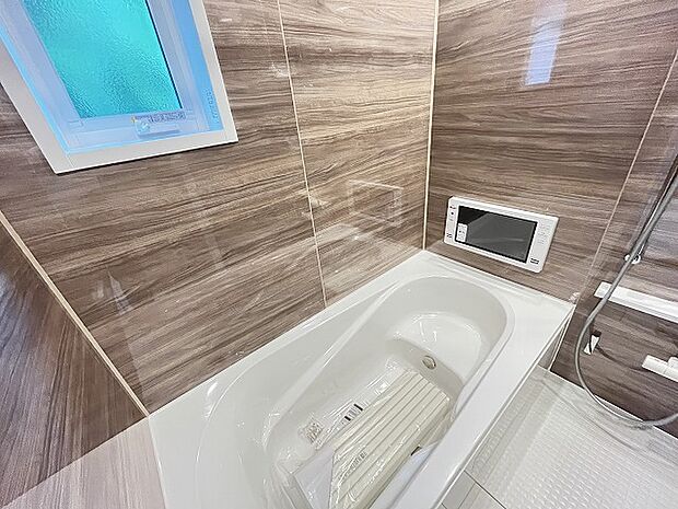 一日の疲れを癒してくれるゆったりとしたバスルームです。