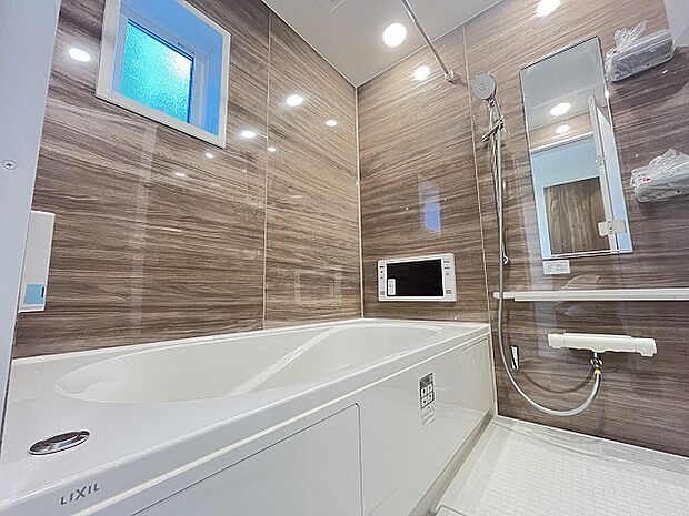 一日の疲れを癒してくれるゆったりとしたバスルームです。 