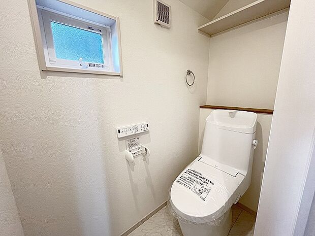 トイレにはウォシュレット機能を標準装備。