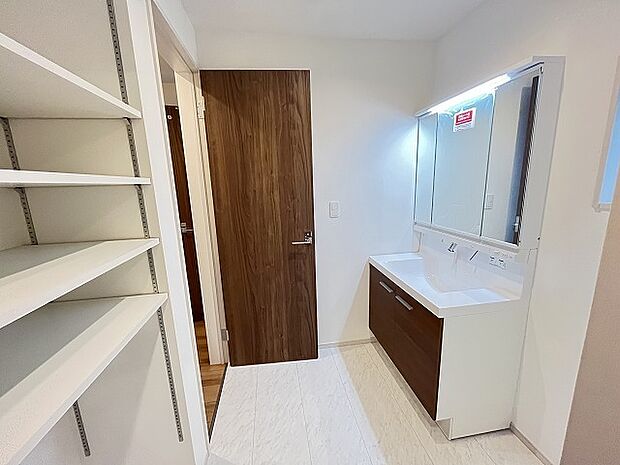 使いやすいタイプの洗面化粧台のあるランドリースペース 