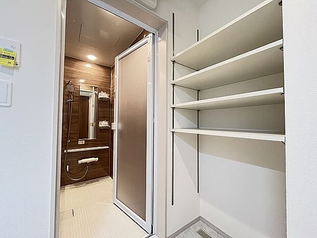 各所に効率的に配置された収納スペースがあり、日常のモノをすっきりと収納できます。