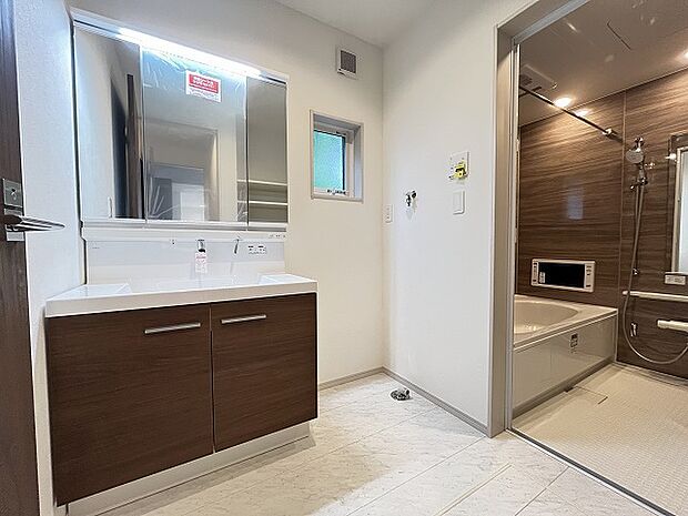 使いやすいタイプの洗面化粧台のあるランドリースペース