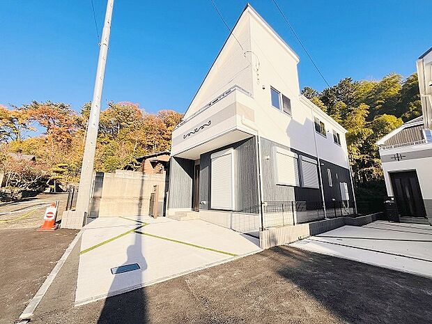 周辺の街並みの中で適度な主張、生活に溶け込むシンプルなデザインの外観が魅力の一戸建です。 