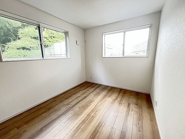 洋室はモダンなデザインと機能性を備え、快適な生活空間に。明るい窓から差し込む自然光が広々とした空間をさらに明るく開放的に感じさせます。