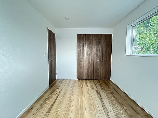 スマートなデザインと賢い収納が生活を快適にします。広々とした雰囲気を演出する工夫が施され、生活空間の魅力を引き出します。