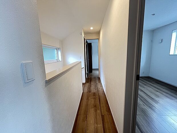 実際に室内をご見学頂くと生活のイメージが広がると思います。家具を置いたイメージや窓からの景色など。周辺で販売に出している物件も一緒にまとめてご見学頂き、比較する事もできます。