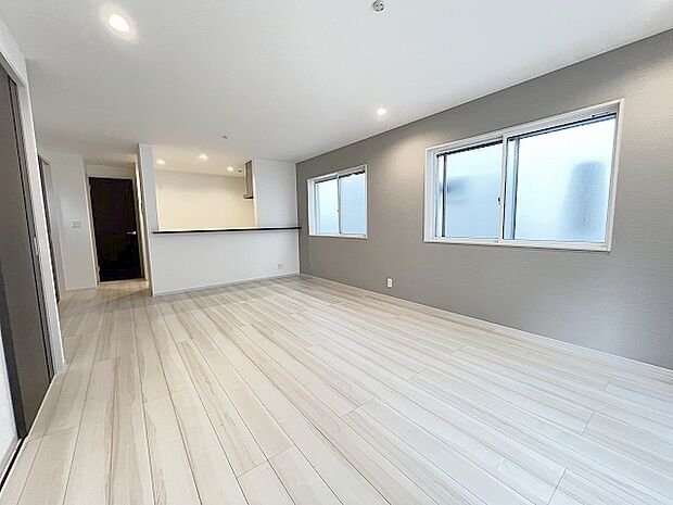 家族の集まるリビングは気持ちの良い自然光が差し込む団欒空間。室内のご見学予約も随時、受付中ですのでお気軽にお問合せください。 