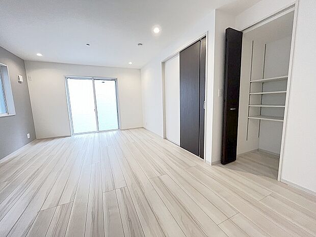 家族が一番集まる場所だから広々としつつも素敵な空間であって欲しい。みんながくつろぐリビングからキッチンまでが一つの空間のように繋がる間取り。 