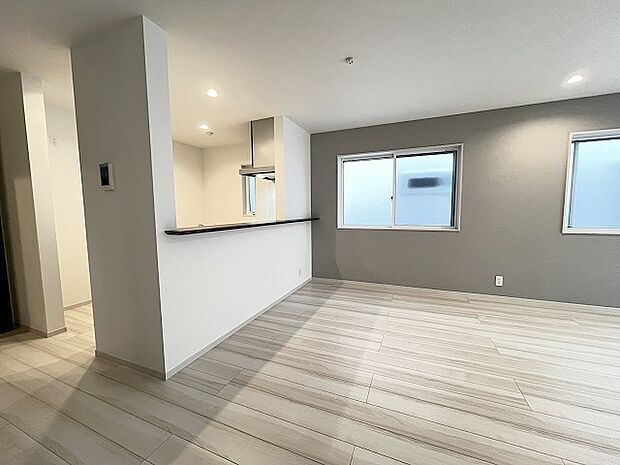 カウンターキッチンならではの開放的な見通し、全体が見渡せることでご家族の団欒スペースもより明るく笑顔が溢れる空間となります。 