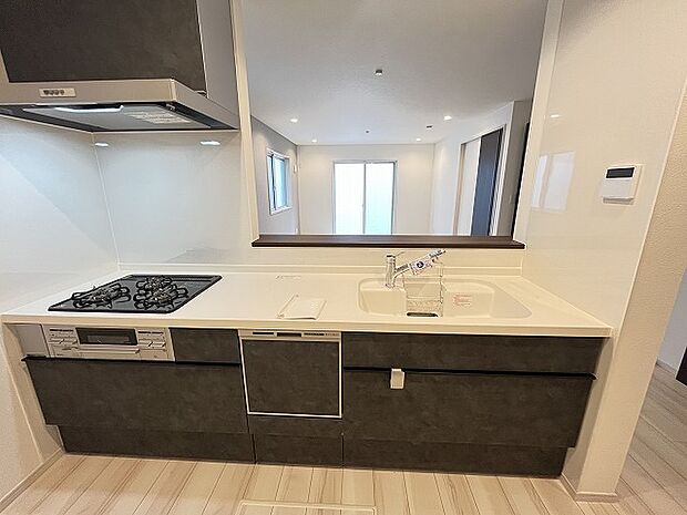 お料理をしながらリビングの家族やゲストとの会話が楽しめるカウンタータイプのキッチン。毎日のお料理を楽しく快適に。 