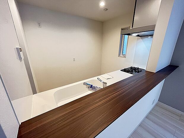 カウンターキッチンは、キッチン側とリビング側に分かれてお店間隔でのお食事も可能！！ お休みの日には、いろいろな楽しみ方を家族みんなでお楽しみください 