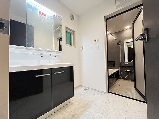 使いやすいタイプの洗面化粧台のあるランドリースペース 