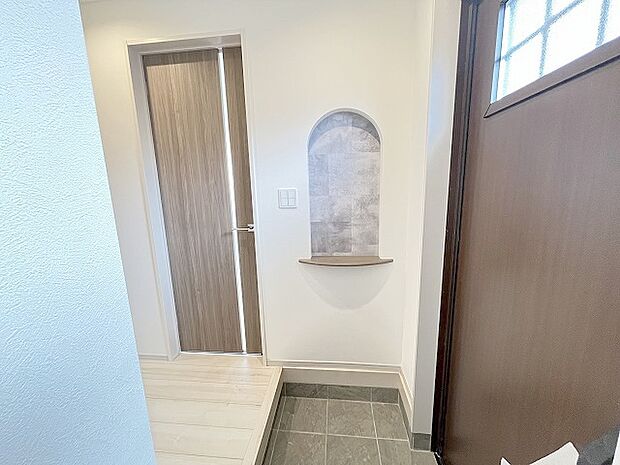 玄関は家の第一印象を左右する重要な場所。ほどよい広さとスタイリッシュな色遣いが印象的です。