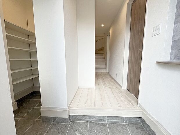 コンパクトながらも、使い勝手の良い玄関スペース。明るいデザインと、収納スペースを効果的に配置することで、使い勝手を最大限に引き出しています。