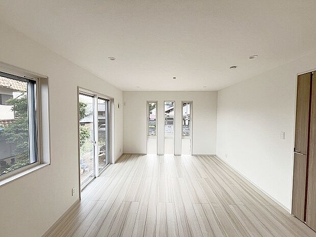 家族の集まるリビングは気持ちの良い自然光が差し込む団欒空間。室内のご見学予約も随時、受付中ですのでお気軽にお問合せください。 