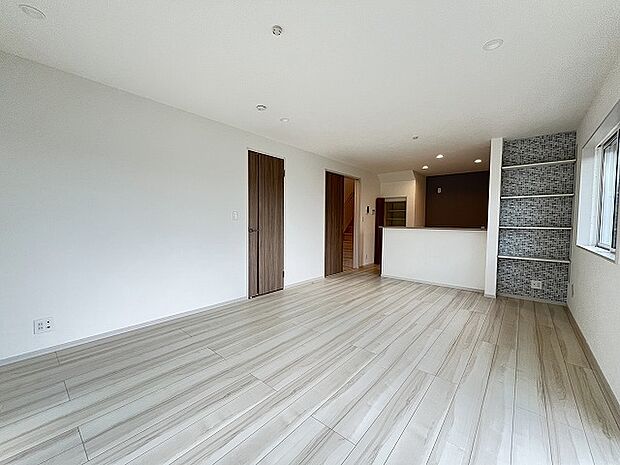 家族が食事するダイニングスペースをキッチンから見渡せる設計に。お料理をしながら家族とのコミュニケーションが増えそうな予感。